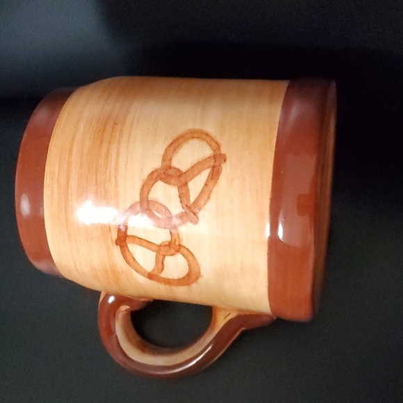 Pennsbury Pottery mug 4-3/4" high man woman pretzels 😆 - Picture 3 of 5